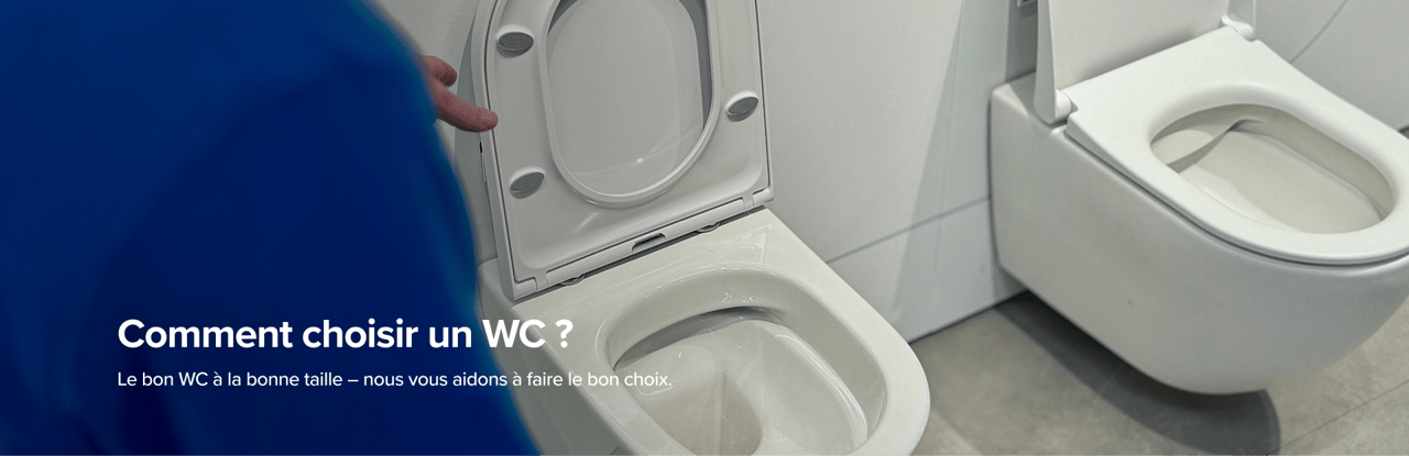 Un conseiller montre une toilette ouverte dans un showroom, avec le texte « Comment choisir ses toilettes ? » en superposition bleue. Conseil personnalisé par x²o badkamers.