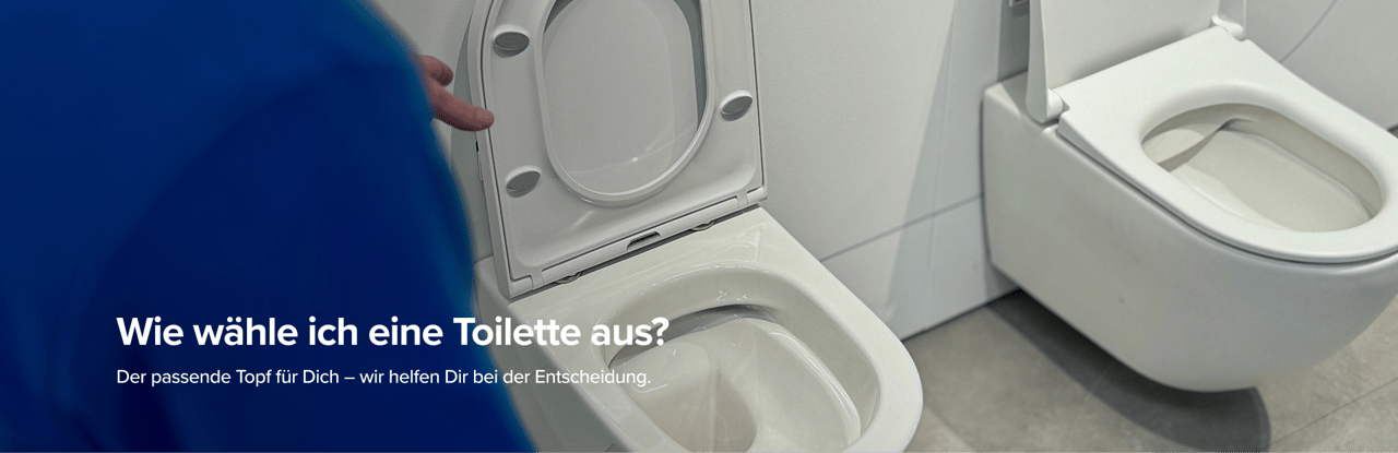 Ein Berater zeigt Dir im Showroom eine offene Toilette, mit dem Text „Wie wähle ich eine Toilette aus?“ auf blauem Hintergrund – Beratung von x²o badkamers.