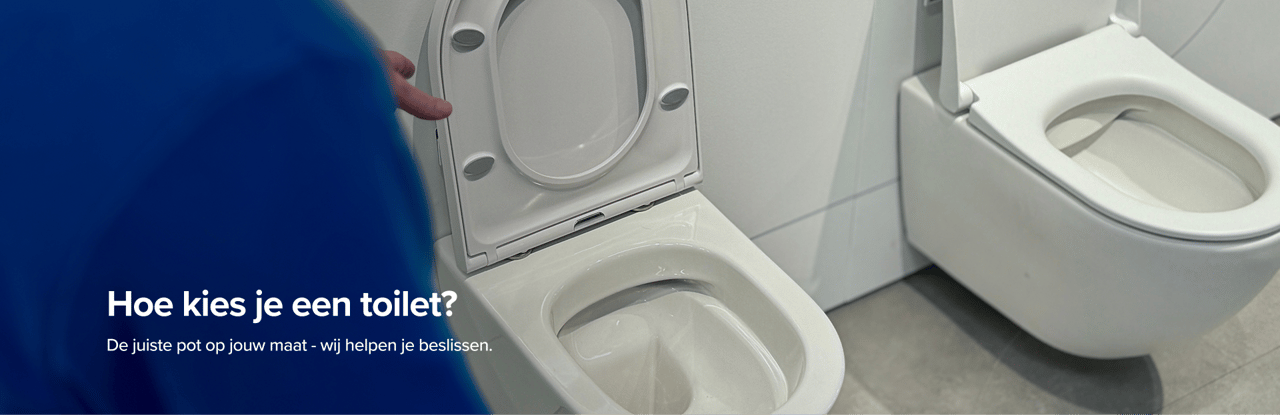 Een verkoper toont een open wc in een showroom met blauwe overlay en de tekst “Hoe kies ik een toilet?”. Persoonlijk advies van x²o badkamers.