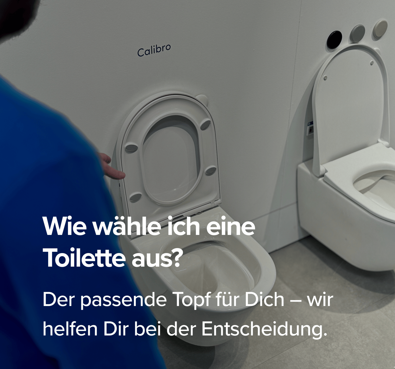 Ein Berater zeigt Dir im Showroom eine offene Toilette, mit dem Text „Wie wähle ich eine Toilette aus?“ auf blauem Hintergrund – Beratung von x²o badkamers.