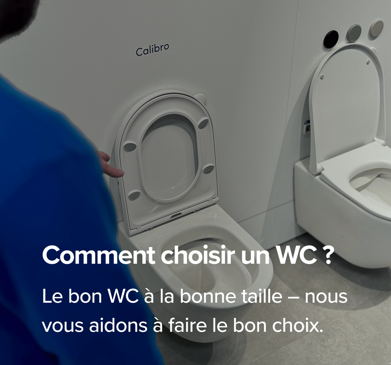 Un conseiller montre une toilette ouverte dans un showroom, avec le texte « Comment choisir ses toilettes ? » en superposition bleue. Conseil personnalisé par x²o badkamers.