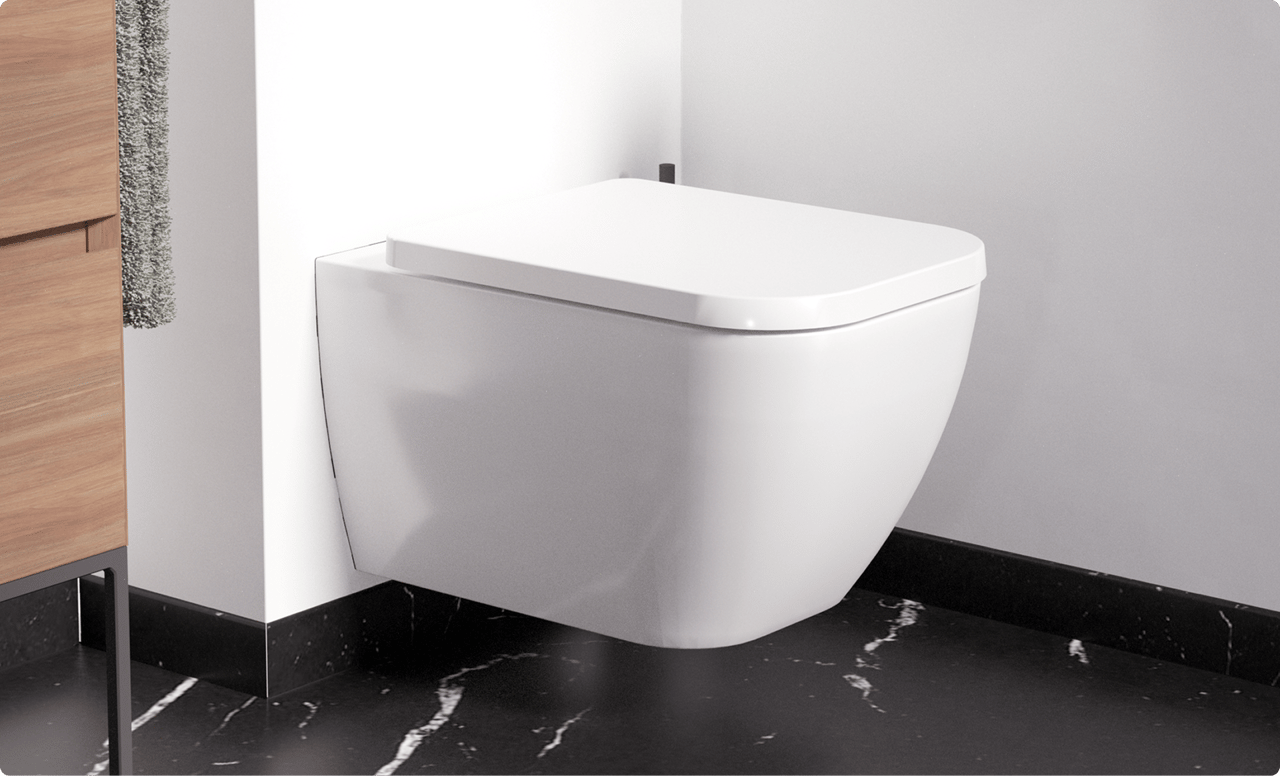 Een witte, hangende wc met gesloten deksel tegen een witte wand, op een zwarte marmeren vloer. Een moderne combinatie van x²o badkamers.