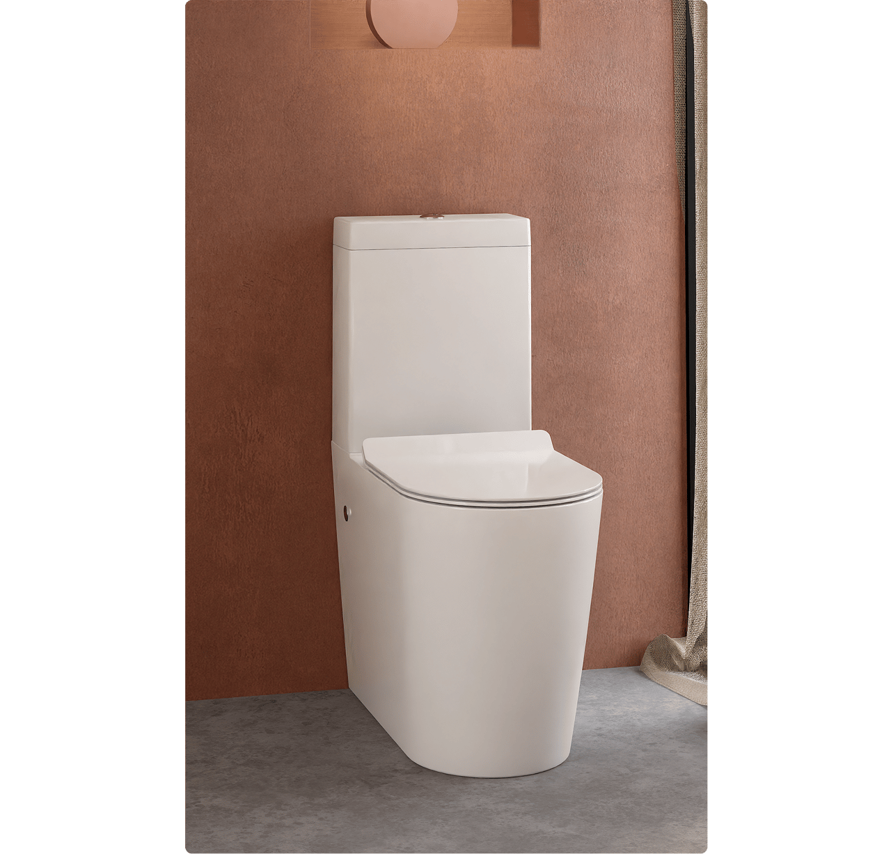 Een staand toilet met ingebouwd waterreservoir tegen een koperen wand, in een strakke en moderne stijl van x²o badkamers.