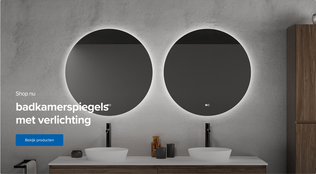 Monteur in blauwe werkkledij bevestigt een spiegel aan een badkamerwand met marmerlook – een praktische gids van x²o badkamers.