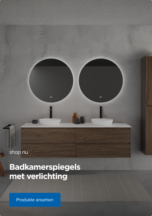 Monteur in blauwe werkkledij bevestigt een spiegel aan een badkamerwand met marmerlook – een praktische gids van x²o badkamers.