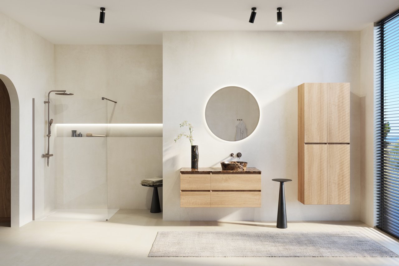 Salle de bains Japandi signée X²O avec le meuble Balmani Mitra en chêne naturel et vasque en marbre Dark Emperador. L’harmonie entre les matériaux naturels, les lignes épurées et la palette douce crée un espace zen. Douche à l’italienne, miroir rond LED et armoire murale complètent ce style minimaliste.