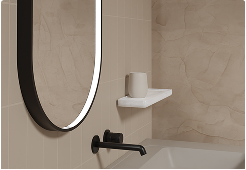 Nahaufnahme eines ovalen Spiegels mit schwarzem Rahmen und LED-Beleuchtung, über einem weißen Waschbecken an beigen Fliesen – stilvolle Lösung von X²O badkamers.