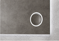 Nahaufnahme eines integrierten Vergrößerungsspiegels in einem großen Wandspiegel mit diffuser LED-Beleuchtung – clevere Funktion von X²O badkamers.