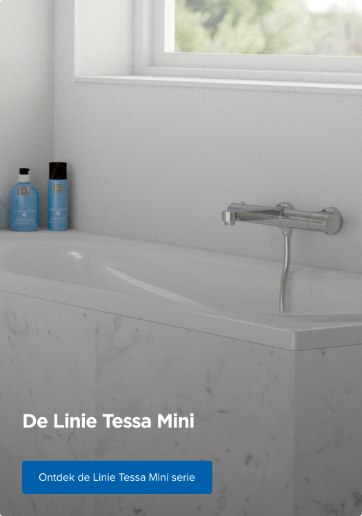 Een modern wit bad met marmerlook omranding, voorzien van een elegante chromen badmengkraan met handdouche. Op de rand van het bad staan blauwe verzorgingsproducten, een spons en boven het bad hangt een blauwe handdoek. Aan het raam hangt een groene hangplant. Een stijlvolle en compacte oplossing van x²o badkamers binnen de Linie Tessa Mini.