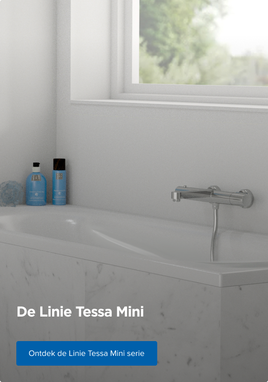 Een modern wit bad met marmerlook omranding, voorzien van een elegante chromen badmengkraan met handdouche. Op de rand van het bad staan blauwe verzorgingsproducten, een spons en boven het bad hangt een blauwe handdoek. Aan het raam hangt een groene hangplant. Een stijlvolle en compacte oplossing van x²o badkamers binnen de Linie Tessa Mini.