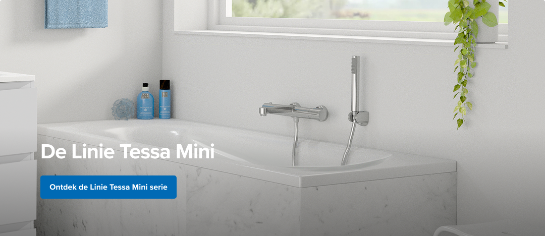 Een modern wit bad met marmerlook omranding, voorzien van een elegante chromen badmengkraan met handdouche. Op de rand van het bad staan blauwe verzorgingsproducten, een spons en boven het bad hangt een blauwe handdoek. Aan het raam hangt een groene hangplant. Een stijlvolle en compacte oplossing van x²o badkamers binnen de Linie Tessa Mini.