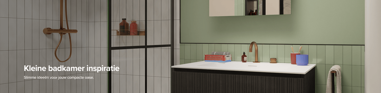 Een moderne inloopdouche met zwarte profielen en witte tegels, gelegen naast een strak zwart badkamermeubel. De groene wandbetegeling en koperkleurige kraan zorgen voor een speels contrast. Een slimme indeling zoals je die vindt bij x²o badkamers voor kleine ruimtes.