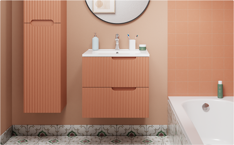 Ein warm gestaltetes Badezimmer mit Terrakotta-Wandfliesen, passendem Möbel mit vertikalen Rillen, einer weißen Badewanne und dekorativen Bodenfliesen. Ein typisches Beispiel für Farb- und Funktionsharmonie bei x²o Badezimmern.