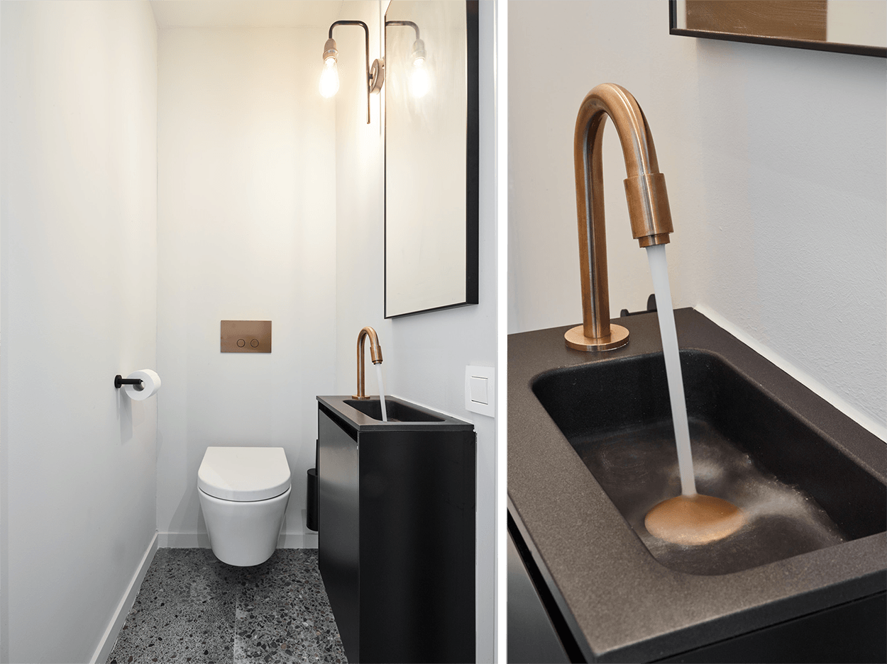 Unfertiges Badezimmer mit Ziegelwänden und Betonboden