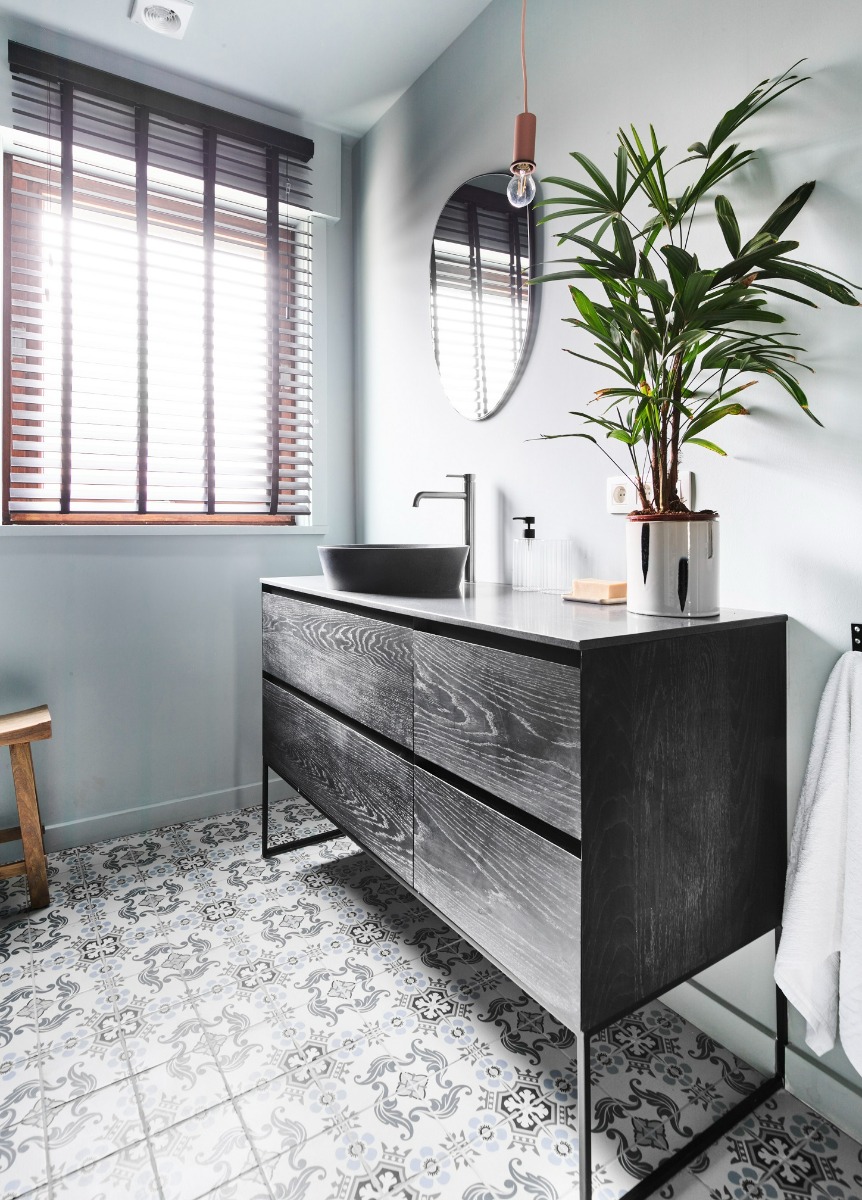 Moderne badkamer met glasdouche en houten accenten.