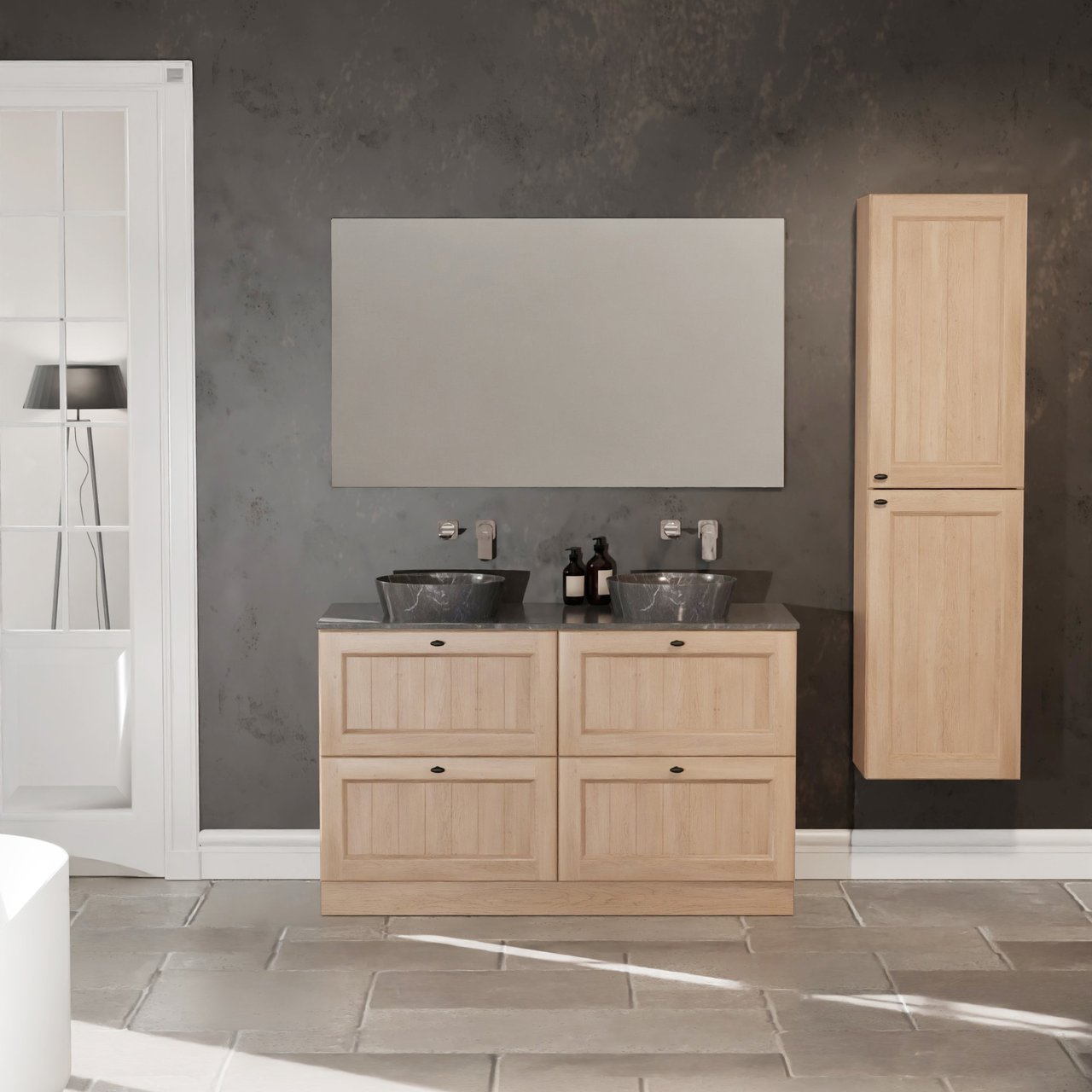  Badkamer met houten wastafelmeubel, dubbele zwarte waskommen, grote spiegel en een moderne, strakke uitstraling.