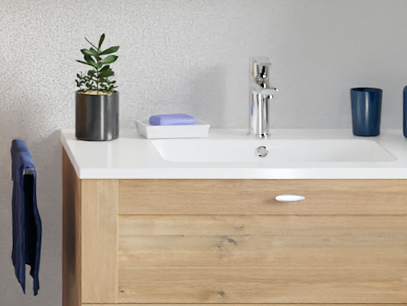 Kompaktes Badezimmer mit Badewannen-Duschkombination, Holzmöbeln und Spiegelschrank. Klare, funktionale Gestaltung