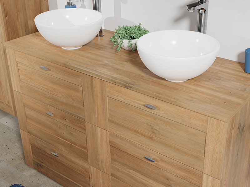 Houten wastafelmeubel met twee ronde witte waskommen, planten en moderne kranen.