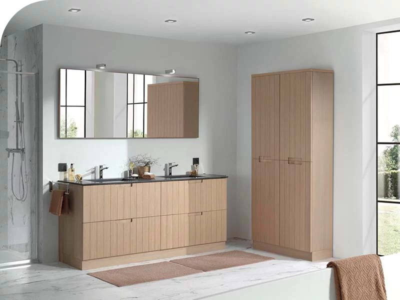 Badkamer met houten wastafelmeubel, dubbele wastafel, grote spiegels, en een kast. Moderne en lichte uitstraling.