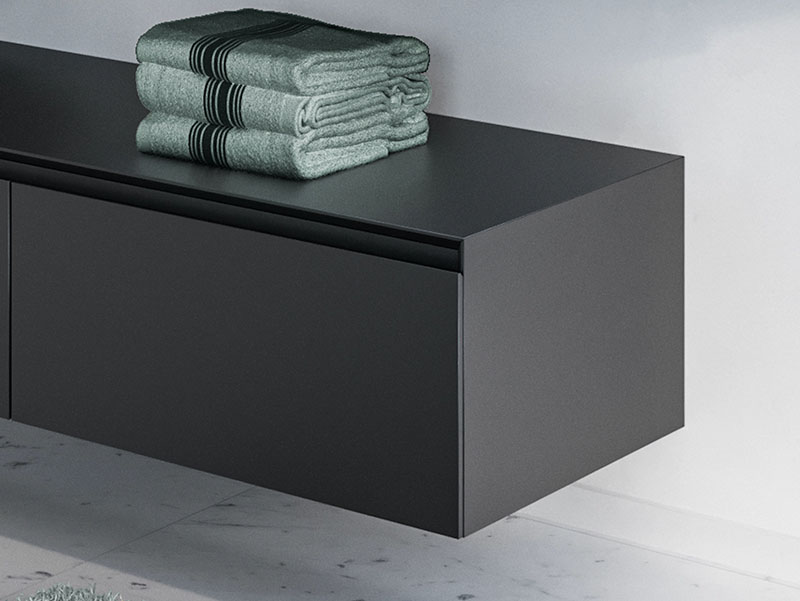 Zwevend zwart badkamermeubel met greeploze lades, minimalistisch en modern design voor stijlvolle opslag.