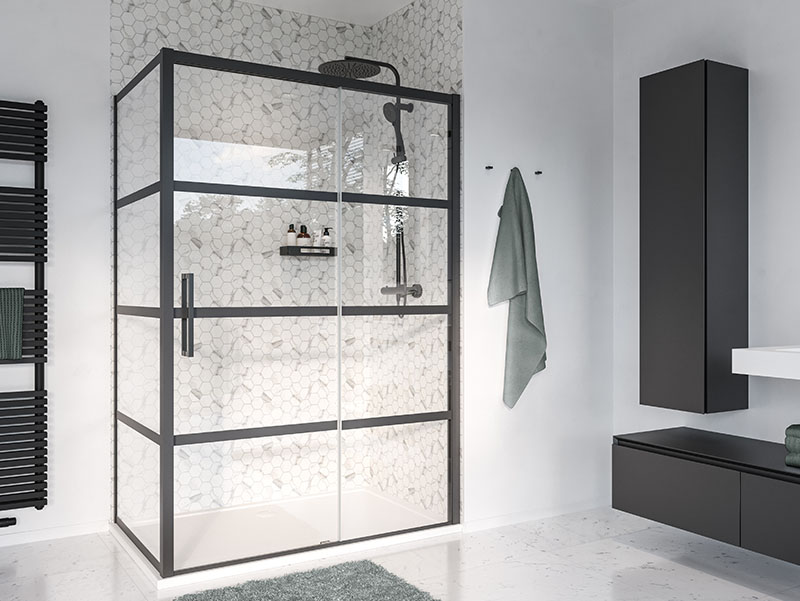 Moderne inloopdouche met zwart frame en glazen schuifdeuren, stijlvol design voor een luxe badkamer.