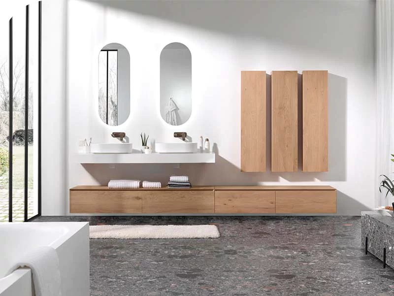 Modern houten badkamermeubel met dubbele wastafel, wandkasten en ovale spiegels voor een stijlvol interieur.