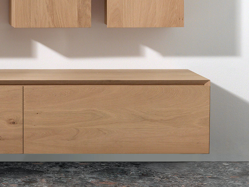 Zwevend badkamermeubel in natuurlijk hout met greeploze lades, strak en modern ontwerp.