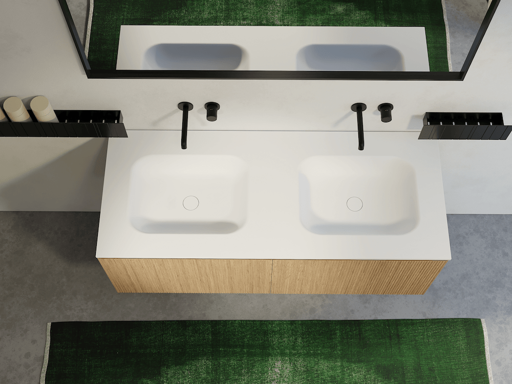 Moderne dubbele wastafel met wit blad, zwarte wandkranen en zwevend houten meubel, minimalistisch design.