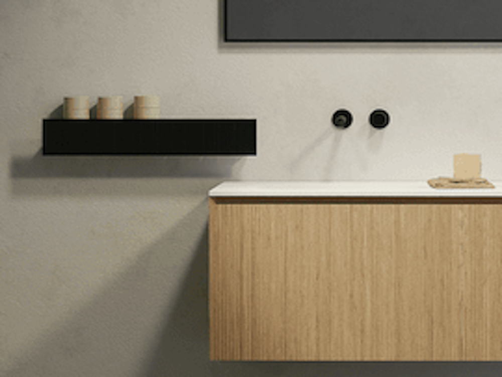 Zwevend houten badkamermeubel met wit blad, zwarte wandkranen en minimalistische zwarte wandplank.