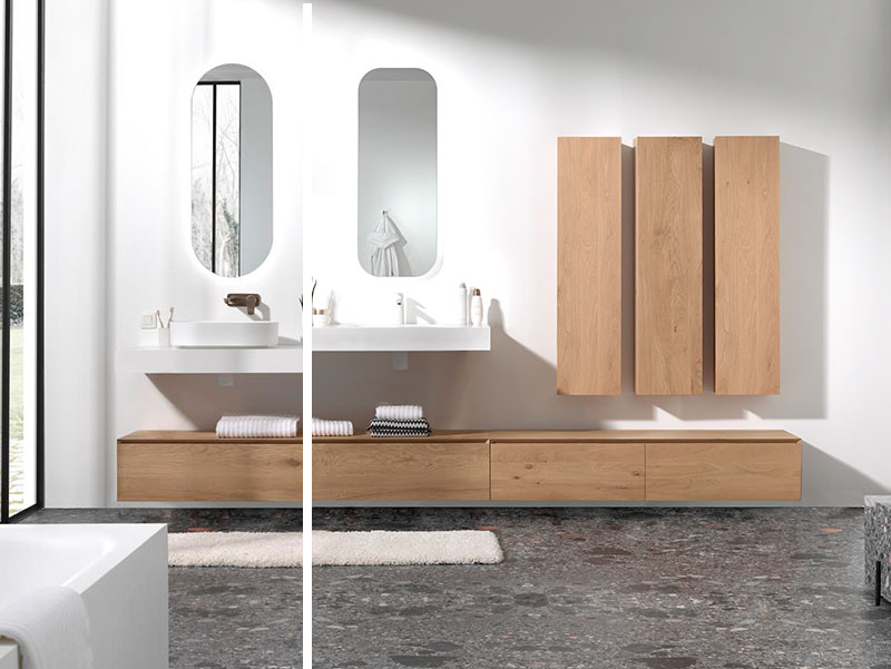 Modern houten badkamermeubel met dubbele wastafel, ovale spiegels en wandkasten, strak en stijlvol design.