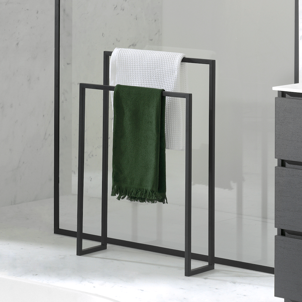 Zwarte metalen handdoekhouder met modern geometrisch design, vrijstaand en functioneel in de badkamer.