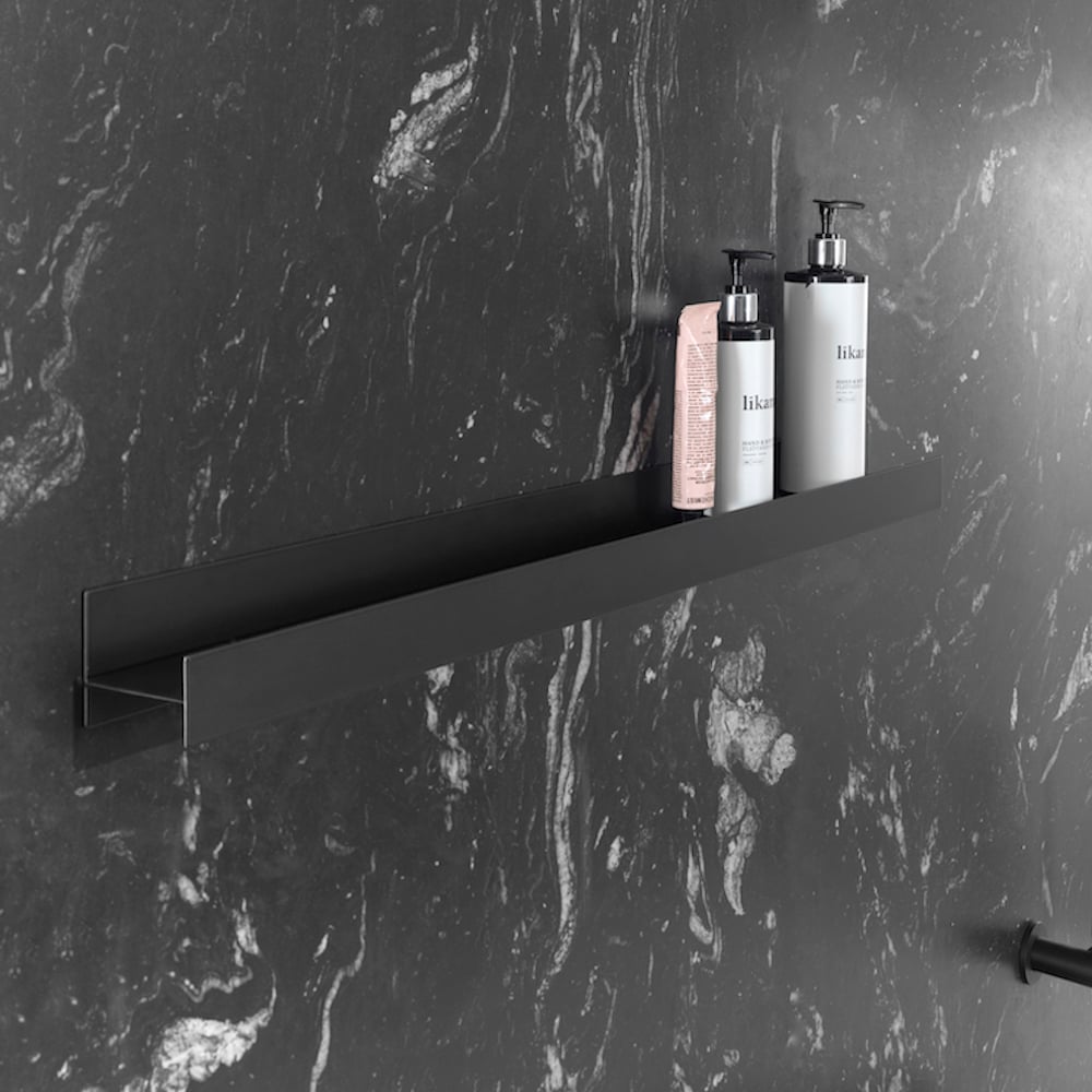 Zwarte metalen badkamerplank aan een marmeren wand, minimalistisch en praktisch voor verzorgingsproducten.