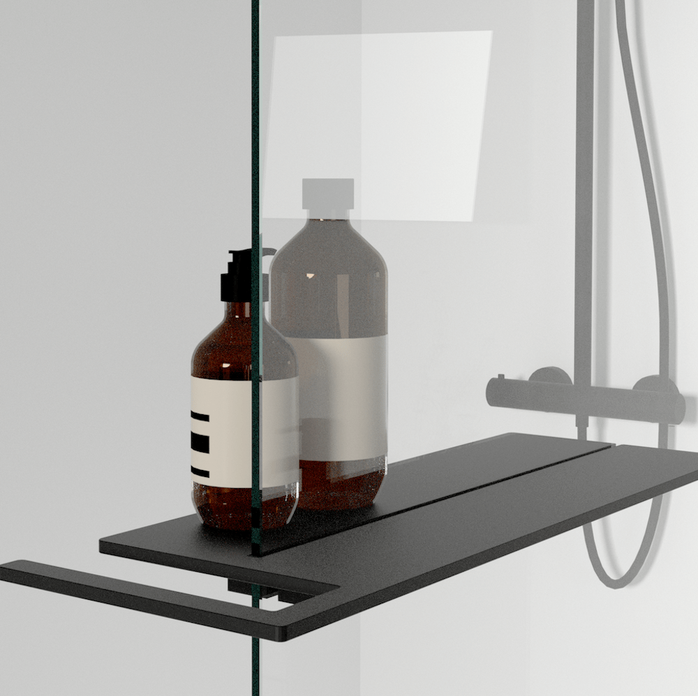 Zwarte doucheplank bevestigd aan een glazen wand, minimalistisch ontwerp voor shampoo en zeepflessen.