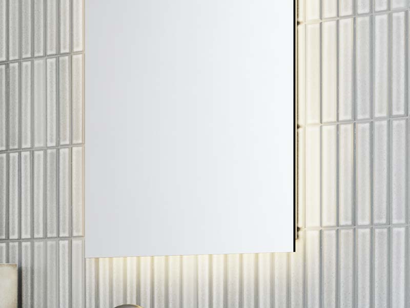 Moderne spiegelkast met geïntegreerde LED-verlichting, strak design en extra opbergruimte in de badkamer.