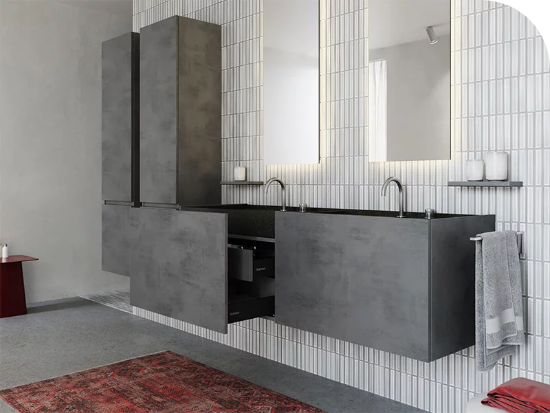 Zwevend grijs badkamermeubel met dubbele wastafel, open lades en hoge wandkasten, modern en stijlvol ontwerp.
