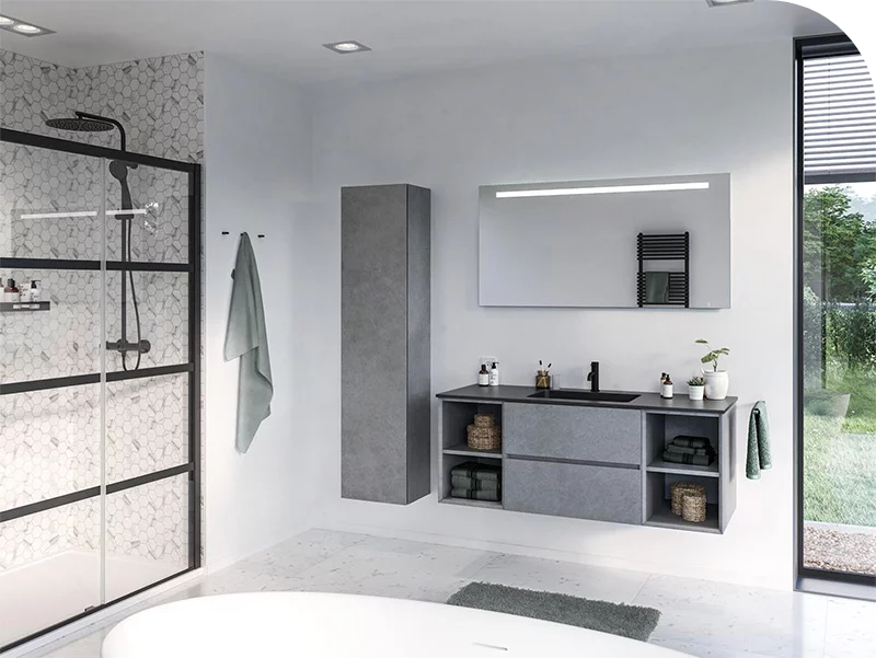 Moderne badkamer met grijs badkamermeubel, zwarte wastafel en inloopdouche met glas en zwarte accenten.