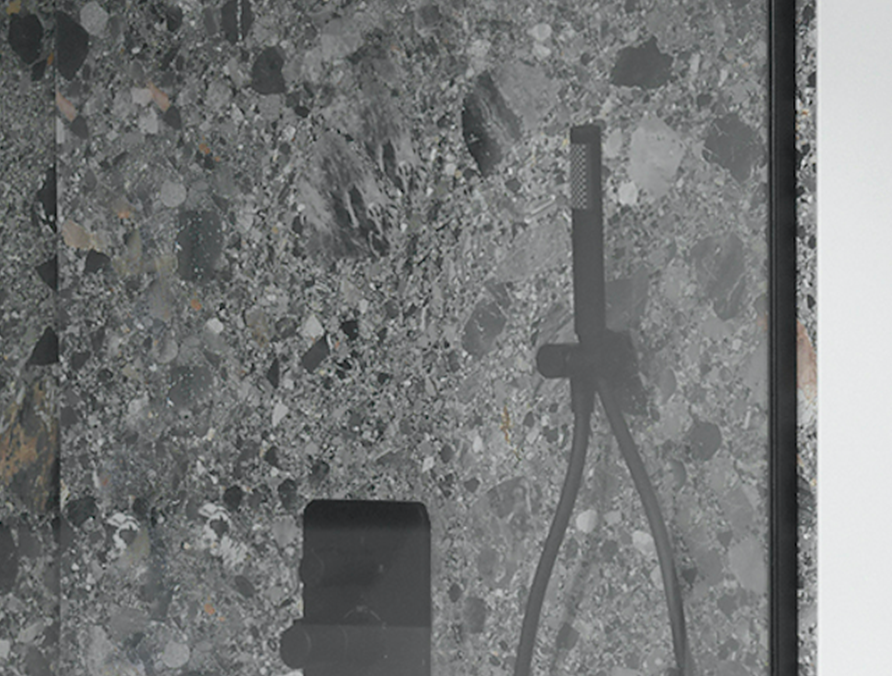 Luxe douchewand met marmerlook en geïntegreerde zwarte handdouche en thermostatische kraan.