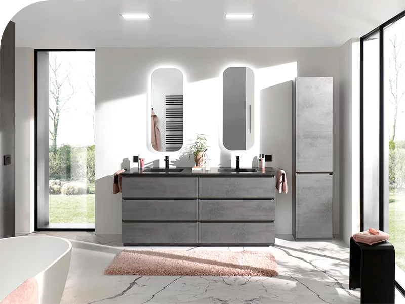 Moderne badkamer met dubbel wastafelmeubel in betonlook, verlichte spiegels en marmeren vloer.