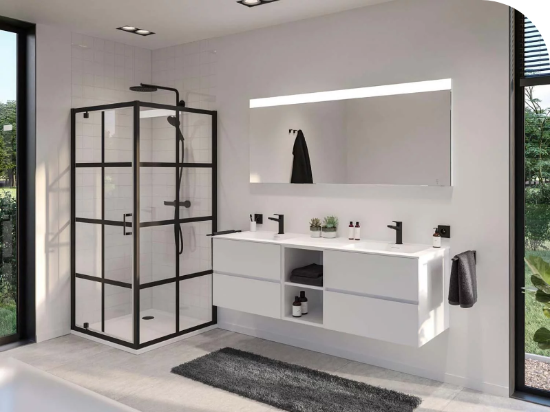 Moderne badkamer met glazen douchecabine in zwart frame en wit zwevend badkamermeubel met dubbele wastafel.