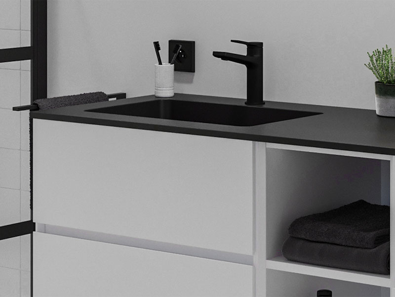 Witte badkamerkast met zwart werkblad, ingebouwde zwarte wastafel en matzwarte kraan.