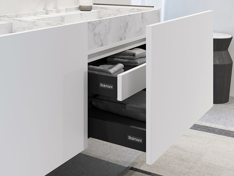 Witte badkamerkast met open lades en geïntegreerde opbergruimte onder een marmeren wastafel.