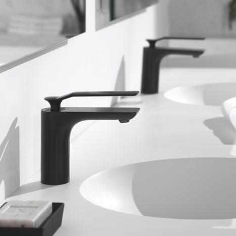 Schwarze Waschbeckenarmatur mit modernem Design auf weißem Waschbecken.