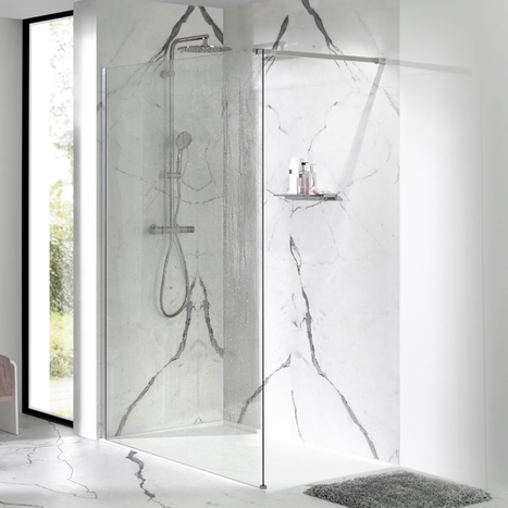 Luxuriöse Walk-in-Dusche mit Glaswand und Marmoroptik-Fliesen, ausgestattet mit moderner Regenbrause.