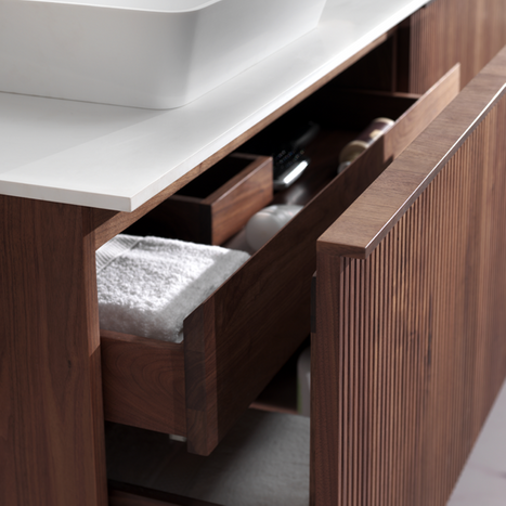 Elegantes Badezimmerschrank aus Holz mit offenen Schubladen und weißem Waschbecken, praktische Aufbewahrung.