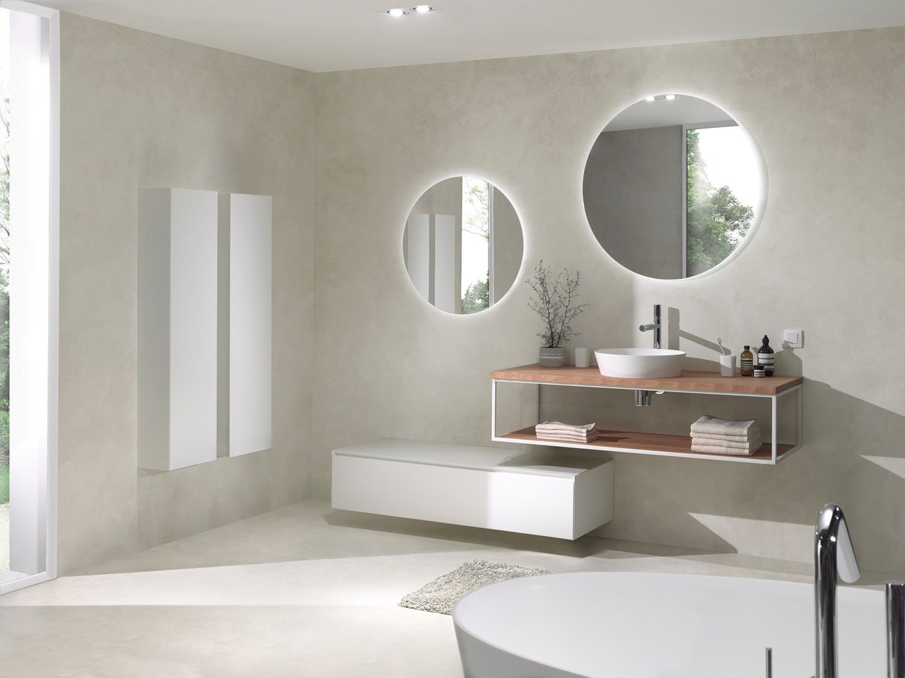 Salle de bains moderne avec meuble vasque suspendu, miroirs ronds à LED et design minimaliste.