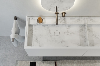 Modern wastafelmeubel met wit marmeren blad, geïntegreerde wasbak en gouden kraan voor een luxe uitstraling.