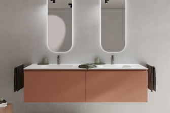 Modern zwevend wastafelmeubel in terracotta kleur met dubbele wastafel en minimalistische spiegels.