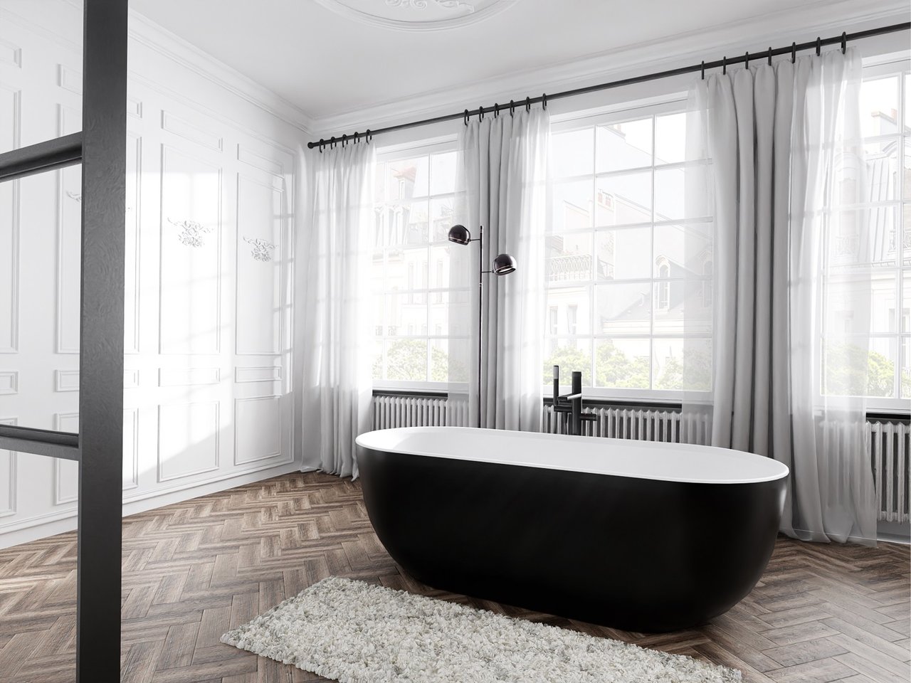 Vrijstaand zwart-wit bad in een elegante badkamer met houten vloer en grote ramen met gordijnen.