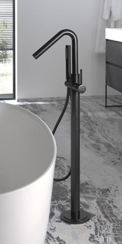 Vrijstaande mat zwarte badkraan naast een wit ovaal bad.