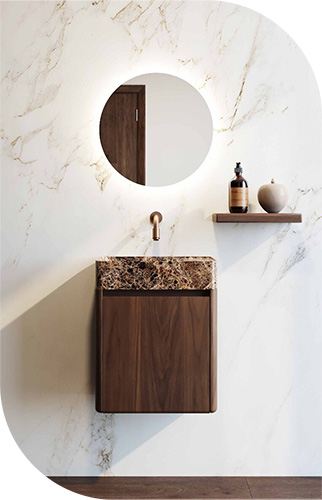 Salle de bain avec un lavabo en marbre, une armoire en bois et un miroir rond.